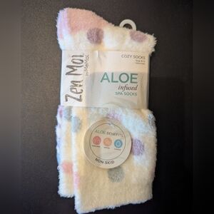 Zen Moi Aloe Infused Spa Socks